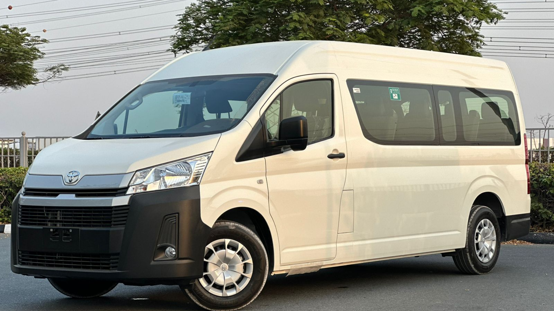 Why is the Toyota Hoiance Bus a Popular Choice for Commuting in Dubai ?